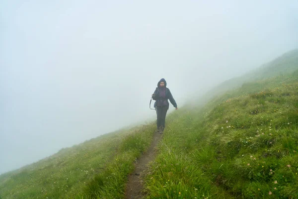 Kobieta Wędrowca Szlaku Górskim Mglisty Deszczowy Letni Dzień — Zdjęcie stockowe