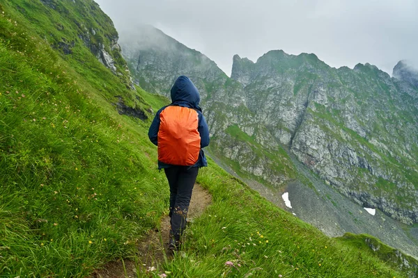 Female Tourist Backpack Hiking Trail Mountains — Stock Photo, Image