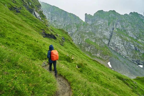 背着背包在山中小径上远足的女游客 — 图库照片