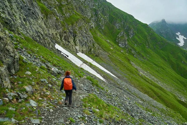 Turista Feminina Com Mochila Caminhadas Uma Trilha Nas Montanhas — Fotografia de Stock