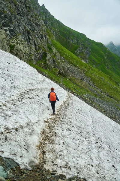 Wanderin Auf Einem Bergweg Einem Nebligen Regnerischen Sommertag — Stockfoto