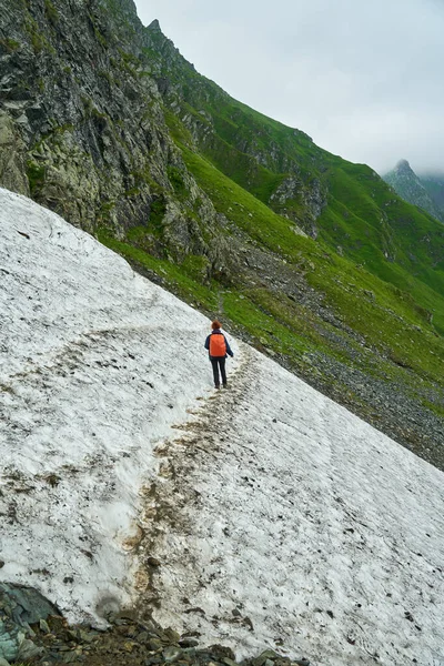 Mulher Caminhante Uma Trilha Montanha Dia Chuvoso Verão Nebuloso — Fotografia de Stock