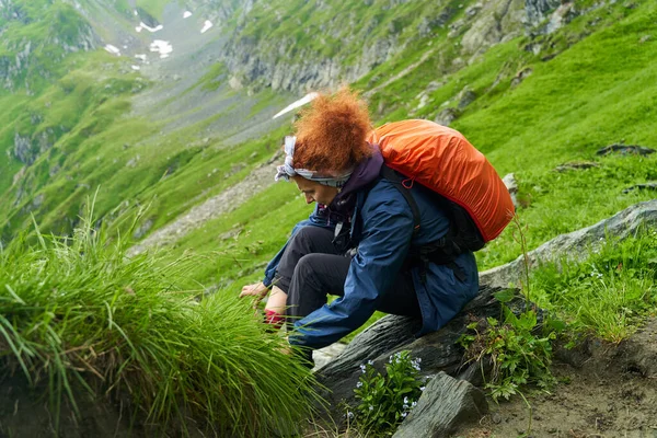 Mujer Excursionista Con Mochila Atándose Los Cordones — Foto de Stock