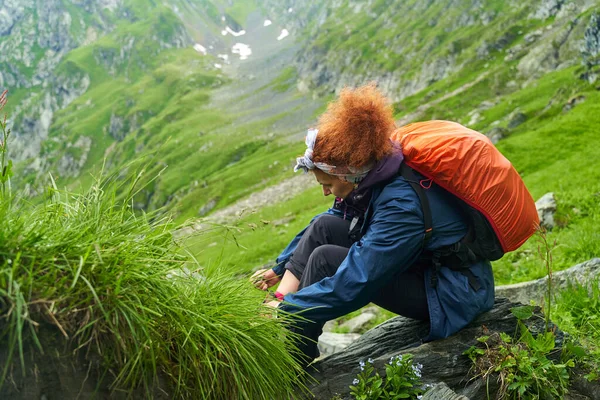 Mujer Excursionista Con Mochila Atándose Los Cordones — Foto de Stock