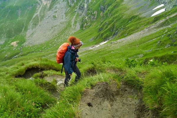 Γυναίκα Τουρίστρια Σακίδιο Πεζοπορία Ένα Μονοπάτι Στα Βουνά — Φωτογραφία Αρχείου