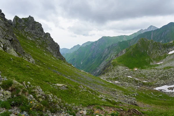 Bulutlu Bir Yaz Gününde Dağlık Arazi — Stok fotoğraf