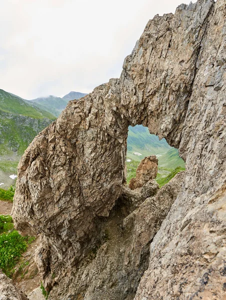 Dragons Fönster Rock Båge Ett Naturligt Fenomen Steniga Bergen — Stockfoto