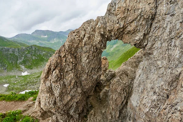 Dragons Fönster Rock Båge Ett Naturligt Fenomen Steniga Bergen — Stockfoto