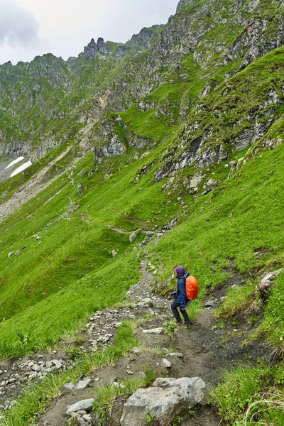 山の中の歩道でバックパックハイキングを持つ女性観光客 — ストック写真