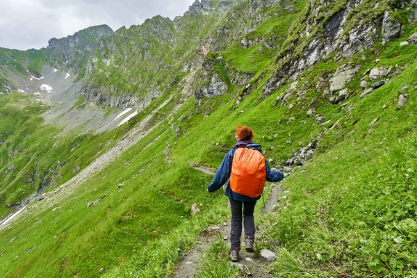 Touriste Féminine Avec Sac Dos Randonnée Sur Sentier Dans Les — Photo