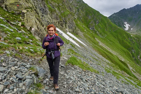 Turista Femenina Con Mochila Senderismo Sendero Las Montañas — Foto de Stock