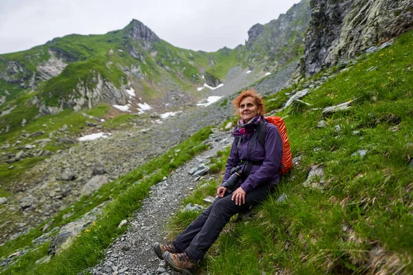 Caminhante Mulher Com Mochila Descansando Depois Uma Longa Trilha — Fotografia de Stock