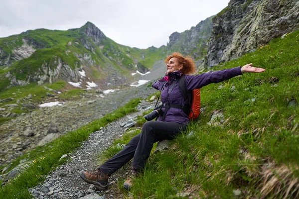Mujer Excursionista Con Mochila Descansando Después Largo Camino — Foto de Stock