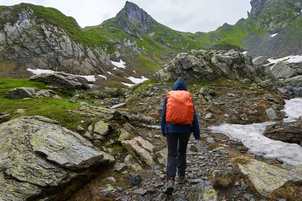 Kvinnlig Turist Med Ryggsäck Vandring Stig Bergen — Stockfoto