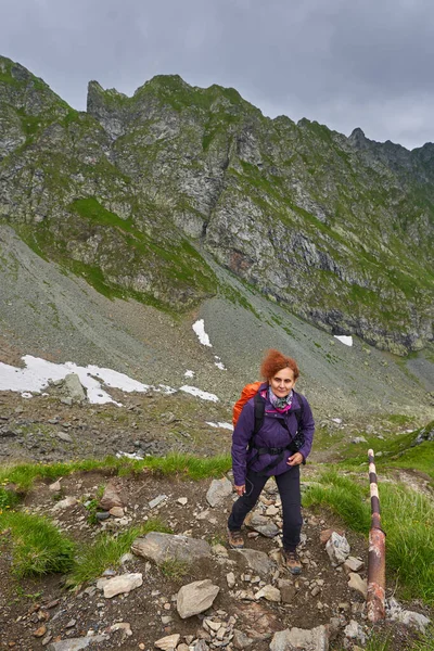 Vrouwelijke Toerist Met Rugzak Wandelen Een Parcours Bergen — Stockfoto
