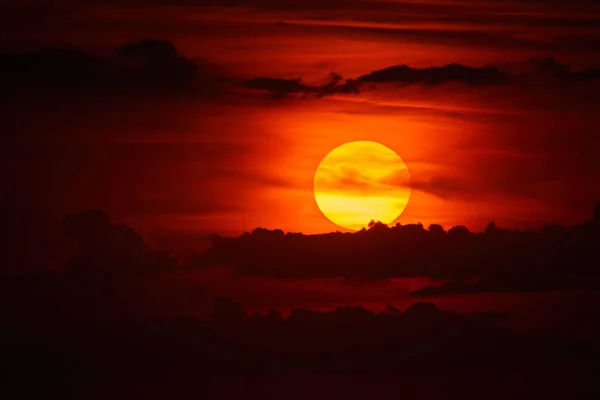 Zon Onder Geschoten Door Een Lange Telelens Stockfoto