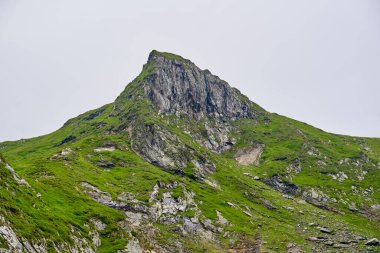 Bulutlu bir yaz gününde dağlık arazi