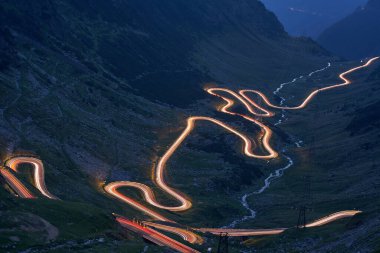 Gece vakti Romanya 'daki Transfagarasan otoyolu