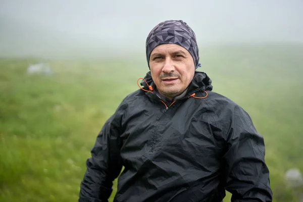 Man Zwarte Regenjas Een Wazige Regenachtige Dag Bergen — Stockfoto