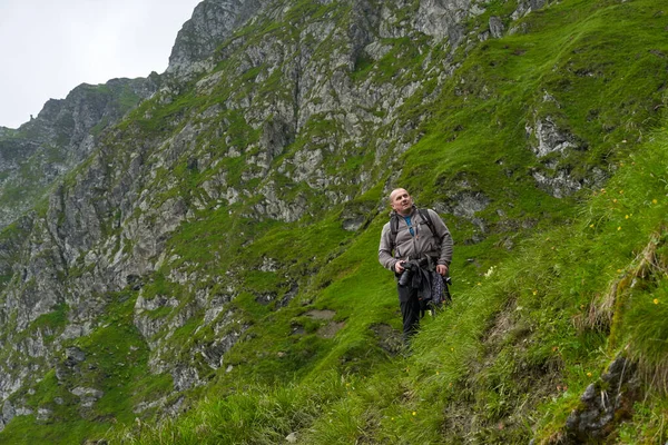 Fotógrafo Naturaleza Profesional Con Cámara Gran Mochila Caminando Por Las —  Fotos de Stock