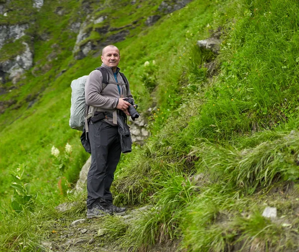 Professionele Natuurfotograaf Met Camera Grote Rugzak Wandelen Hooglanden — Stockfoto