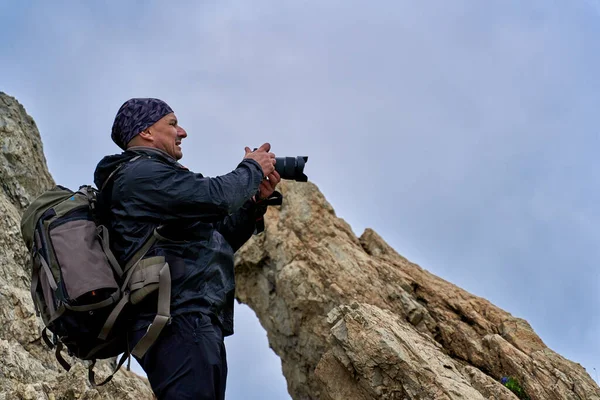 Професійний Фотограф Природи Фотоапаратом Великим Рюкзаком Йде Високогір — стокове фото