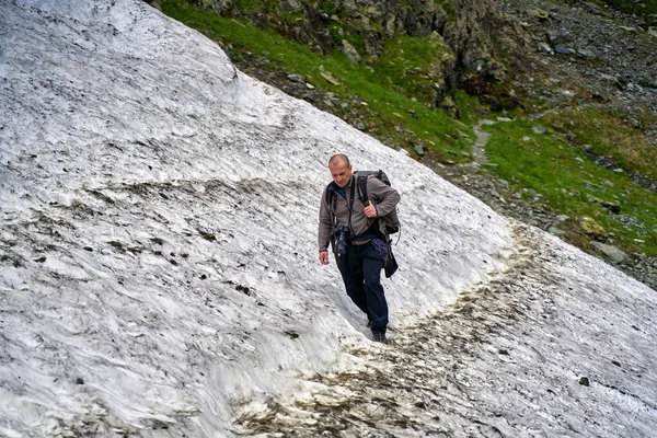 Senderista Con Mochila Senderismo Sendero Montaña Través Nieve Verano —  Fotos de Stock