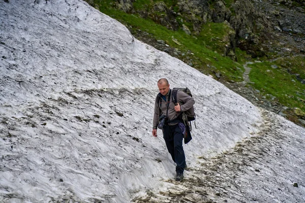 Randonneur Avec Sac Dos Randonnée Sur Sentier Montagne Travers Neige — Photo