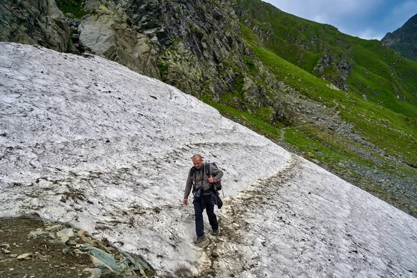 Турист Рюкзаком Путешествующий Горной Тропе Снегу Летом — стоковое фото