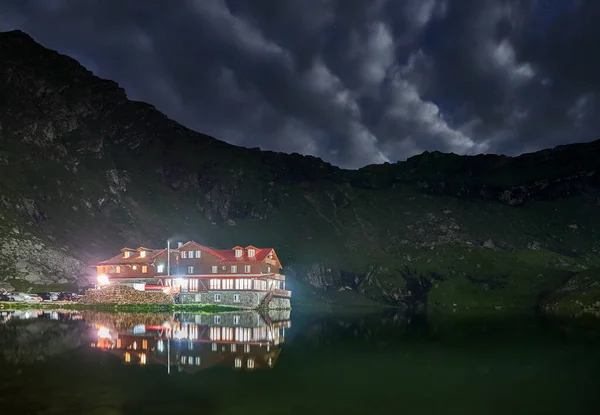 Landschaft Mit Einem Chalet See Den Bergen Bei Nacht — Stockfoto