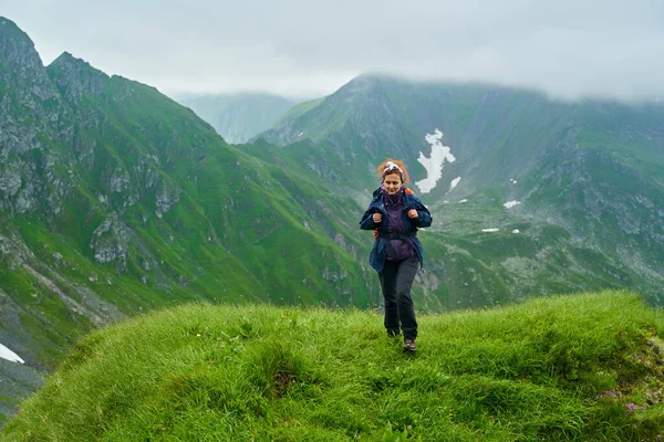 Turista Femenina Con Mochila Senderismo Sendero Las Montañas —  Fotos de Stock