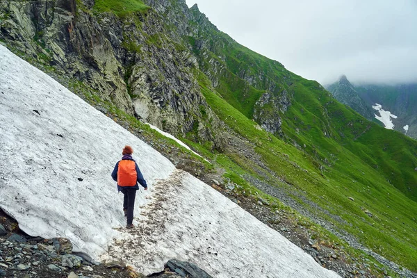 Sırt Çantalı Bir Turist Dağlarda Yürüyüş Yapıyor — Stok fotoğraf