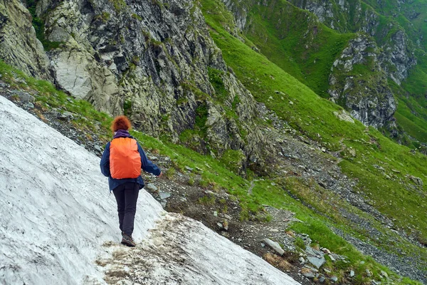 Kvinnlig Turist Med Ryggsäck Vandring Stig Bergen — Stockfoto