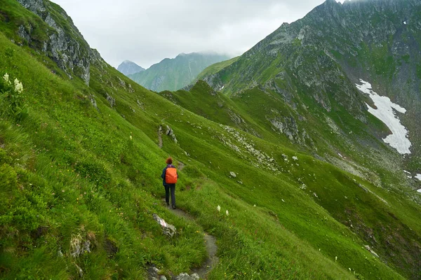 Touristin Mit Rucksack Wandert Auf Wanderweg Den Bergen — Stockfoto