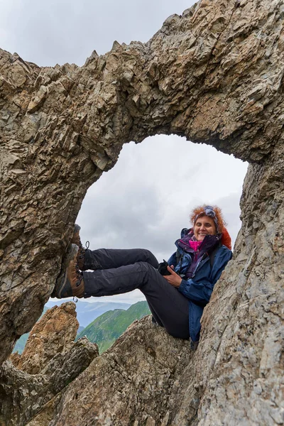 Kvinnlig Turist Med Ryggsäck Vandring Stig Bergen — Stockfoto