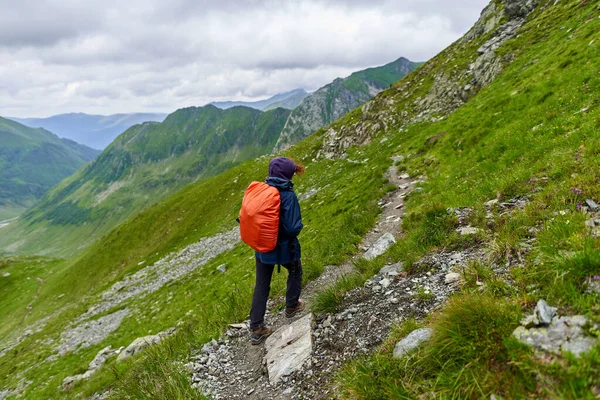 Female Tourist Backpack Hiking Trail Mountains — Stock Photo, Image