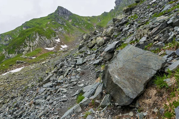 Berglandschaft Einem Bewölkten Nebligen Sommertag — Stockfoto