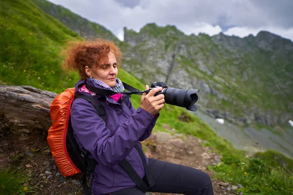 Profesionální Fotograf Kamerou Batohem Horách — Stock fotografie