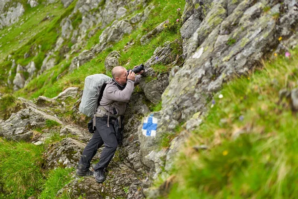 Professionele Natuurfotograaf Met Camera Grote Rugzak Wandelen Hooglanden Rechtenvrije Stockafbeeldingen