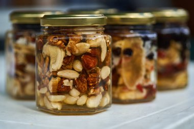 Ballı fındıklı kavanozlar