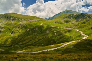 Yüksek irtifada dağlarda dolambaçlı bir yol