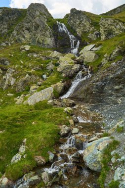 Kayalık dağlarda şelaleli bir manzara