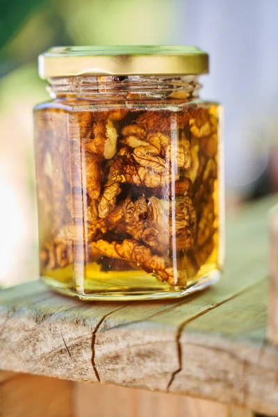 Detailní Záběr Sklenice Vlašskými Ořechy Medu — Stock fotografie