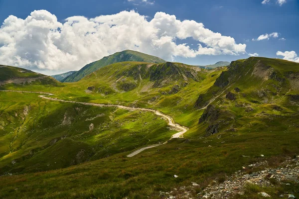 Yüksek Irtifada Dağlarda Dolambaçlı Bir Yol — Stok fotoğraf
