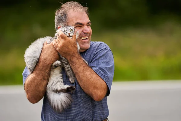 Homem Maduro Com Seu Gato Estimação Livre — Fotografia de Stock