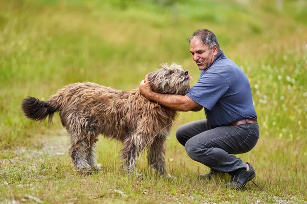 Volwassen Man Met Een Grote Herder Waakhond Buiten Spelen — Stockfoto