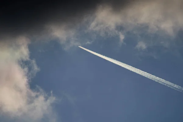Джетний Літак Небі Залишаючи Парові Стежки Позаду Польоті Ліцензійні Стокові Зображення