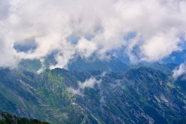 Dağlık arazide, sisli dağlarda yürüyüş izleri var.