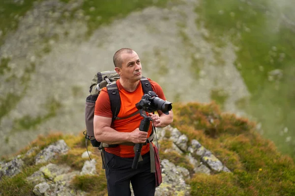 Vídeógrafo Profesional Disparando Con Gimbal Alto Las Montañas —  Fotos de Stock