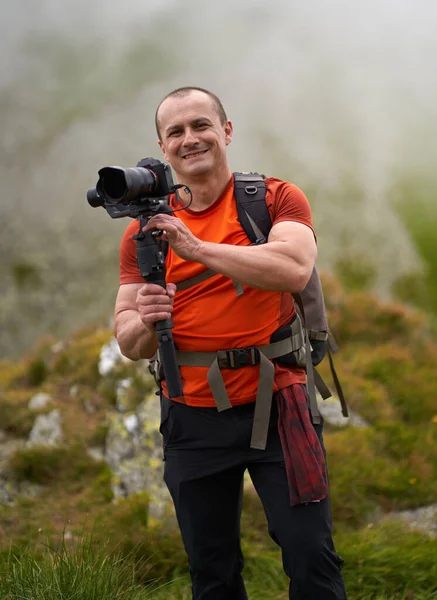Filmagem Videógrafo Profissional Com Gimbal Alto Nas Montanhas — Fotografia de Stock
